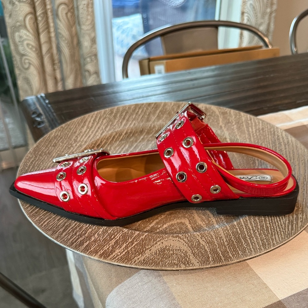 Forever Link Red Heeled Shoes with Buckle Accents New - Picture 5 of 10